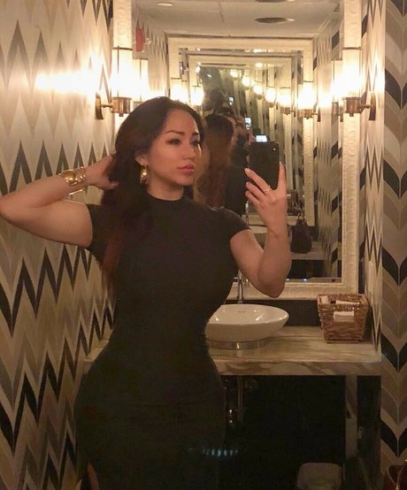 垂れ下がった熟女OnlyFans トップ 写真