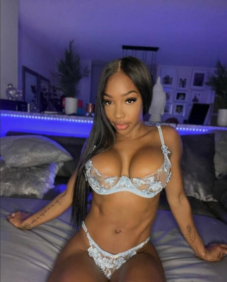 ラバーオンリーファン セクシー裸 写真