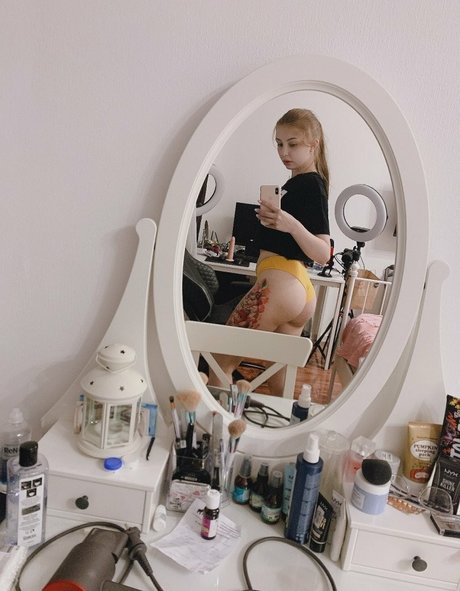 曲線美の女の子オンリーファンズ 美しい 写真