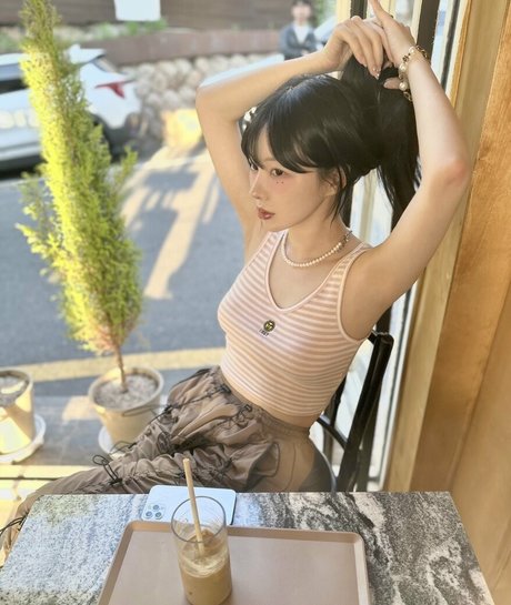 巨乳の熟女オンリーファンズ 無料ヌード 写真