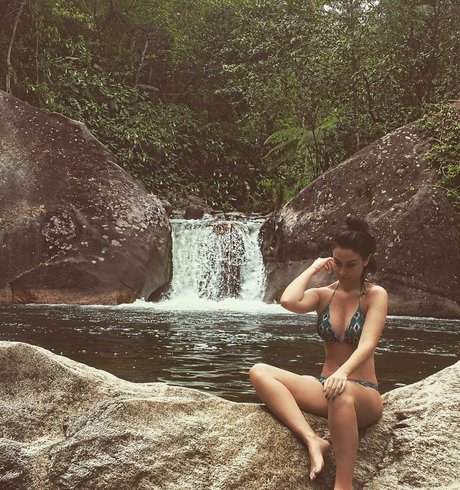 巨乳で曲線美のOnlyFans セクシー ギャラリー