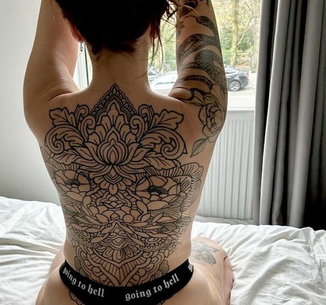 毛深いアジア人オンリーファンズ アート裸 画像