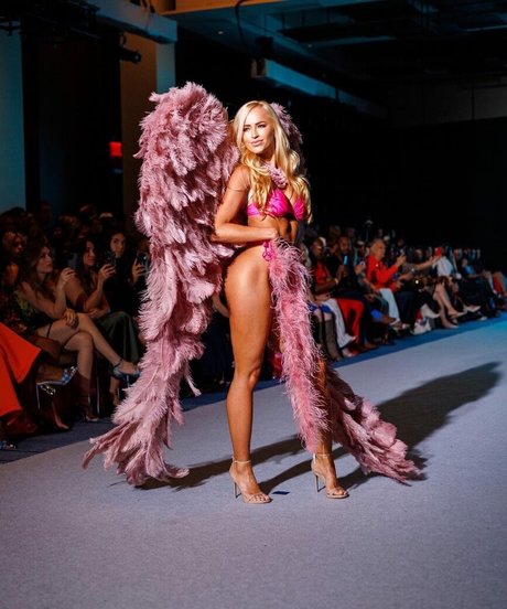 曲線美の女の子オンリーファンズ 限定 画像