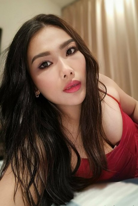 ルビーオンリーファン ホット裸 写真