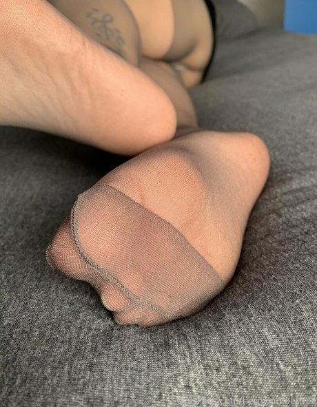 hernylonfeetfree スター ヌード 写真