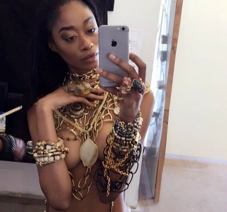 cebrena 裸のモデル 画像