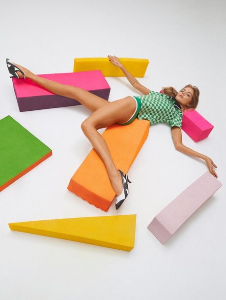 曲線美のラテン系オンリーファンズ 美しいヌード 画像