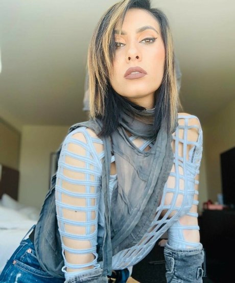 大きな黒い猫OnlyFans セクシーヌード 画像