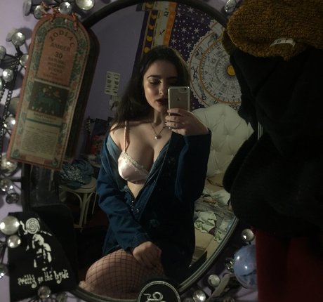 ヌード教師オンリーファンズ セクシーヌード 画像