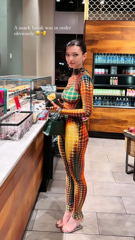 曲線美のクーガーOnlyFans 無料ヌード 画像