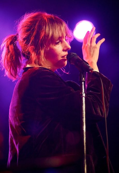 痩せたティーンのオンリーファンズ 素敵 写真