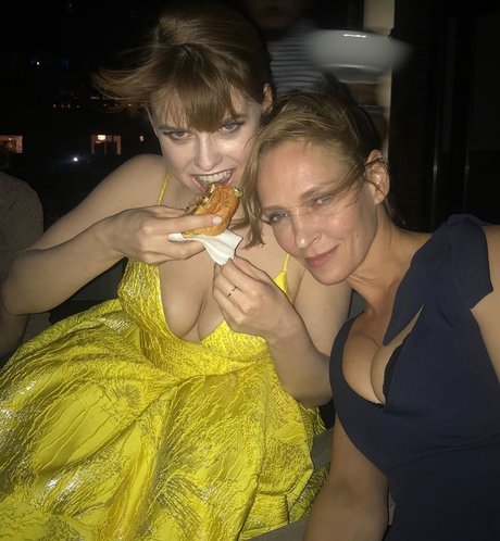 巨乳で曲線美のOnlyFans ポルノ 写真