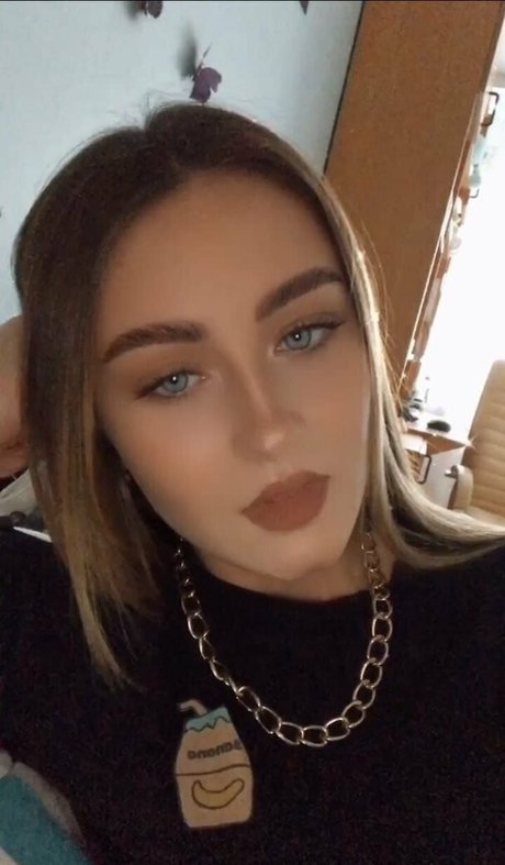 19歳のOnlyFans ホットヌード 画像