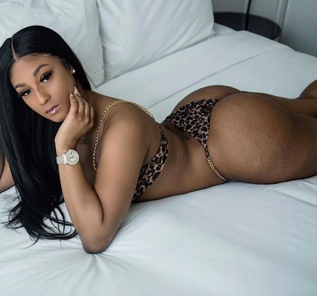 Mizz Twerksum モデル ギャラリー