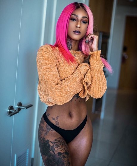 Mizz Twerksum ポルノスター アート 写真