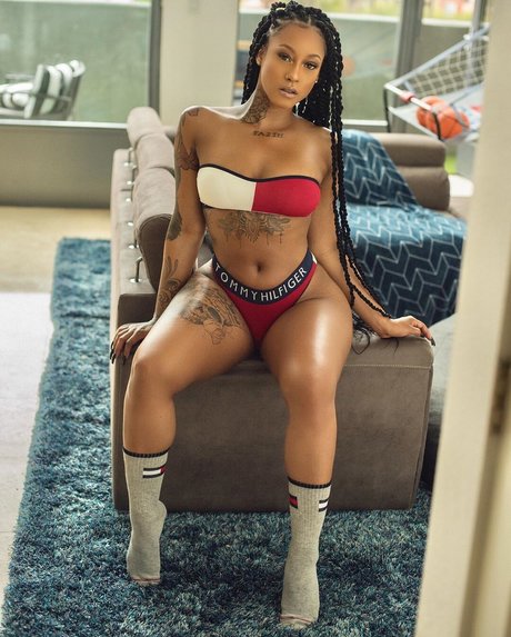 女性の筋肉オンリーファンズ セクシーヌード 写真