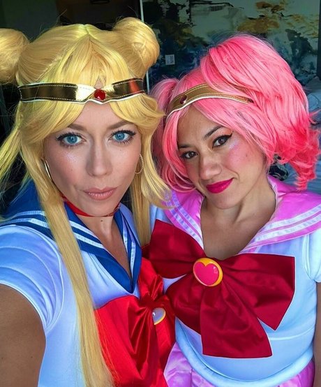 大きなお尻と巨乳のオンリーファンズ ホット 写真