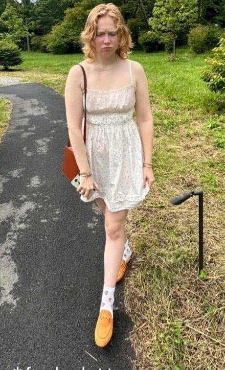 Molly Quinn ポルノスター パーフェクト 写真