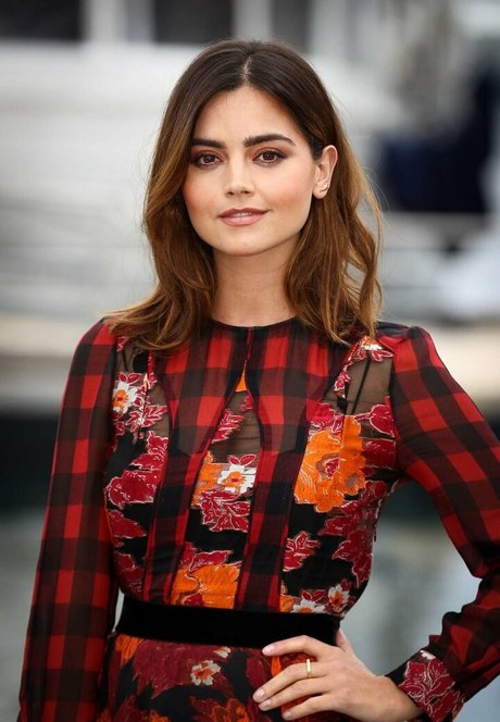 Jenna Louise Coleman ホットなポルノスター 写真