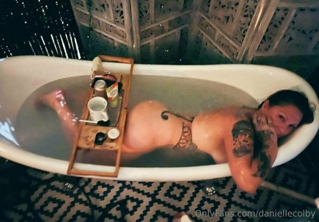 大学生カップルのオンリーファンズ 美しいヌード 画像