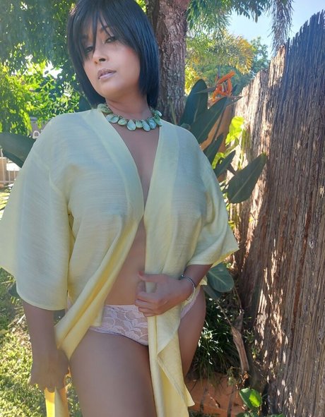 Aiysha Saagar エロティックなモデル 画像