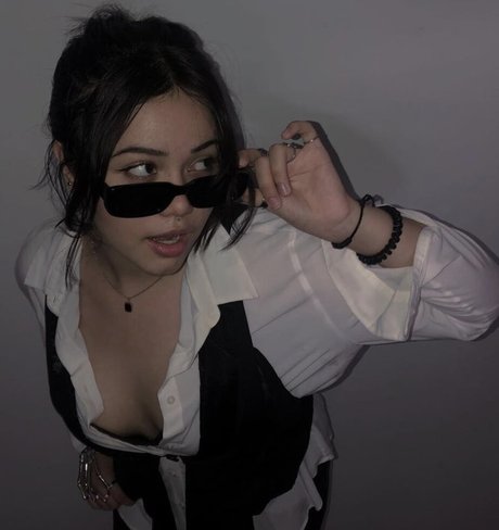 金髪レズビアンオンリーファンズ セックス 画像