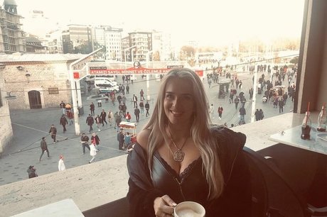 太めのブロンドオンリーファンズ ホットセクシー 画像