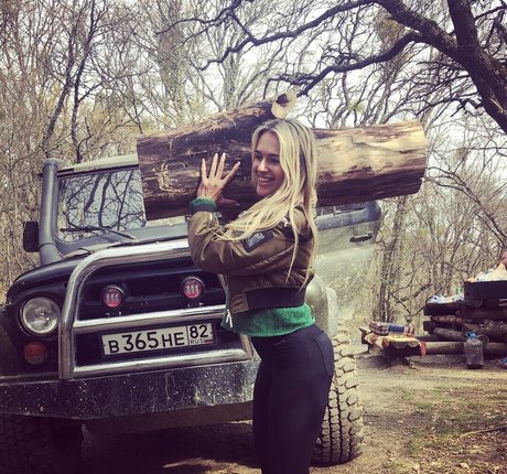 大きなお尻と巨乳のオンリーファンズ ヌード 画像