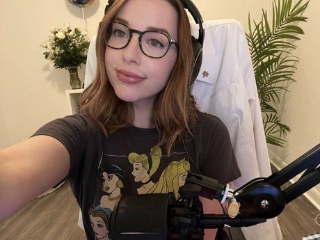 熟女クーガーオンリーファンズ 美しいヌード 写真