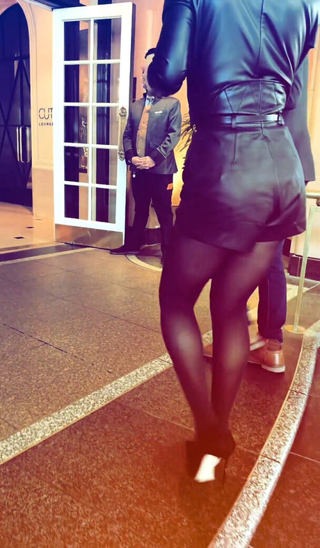 曲線美のクーガーOnlyFans セクシー 写真