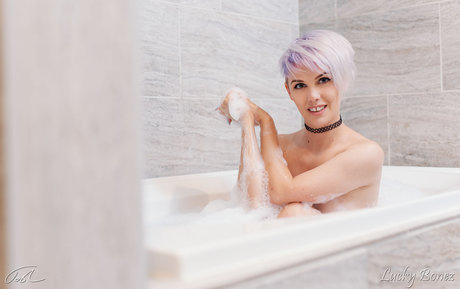 大きなお尻と巨乳のオンリーファンズ セクシーヌード 画像