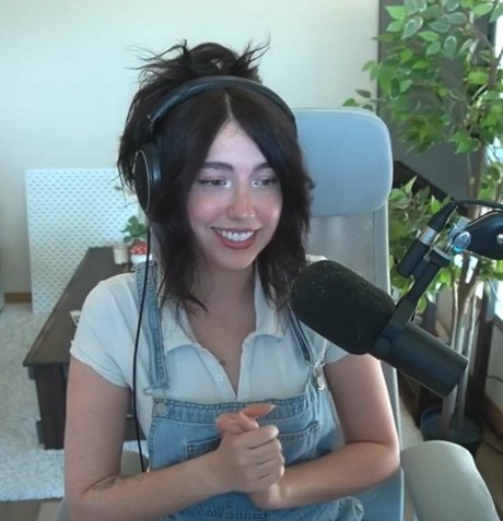 アラブのティーンズオンリーファンズ アダルト 写真