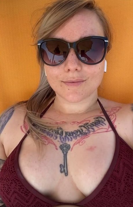 巨乳で曲線美のOnlyFans セクシーxxx 写真