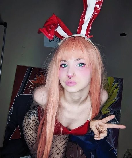 曲線美のラテン系オンリーファンズ アートヌード 写真