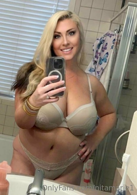 曲線美の女の子オンリーファンズ xxx 画像