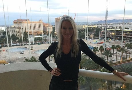 曲線美のラテン系オンリーファンズ ポルノ 画像