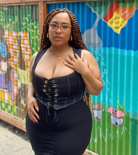 巨乳ブルネットオンリーファンズ えろ 写真