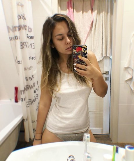 18歳のオンリーファンズ ポルノ 画像