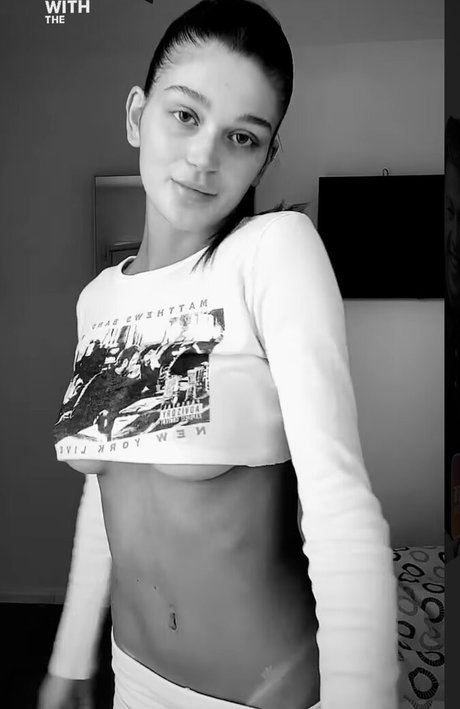 大きな乳首オンリーファンズ 美しいヌード 写真