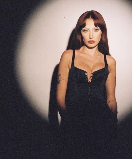 Olivia OBrien ヌードモデル ギャラリー