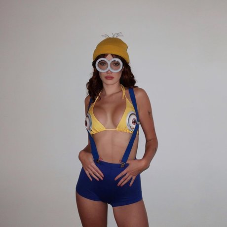 曲線美の女の子オンリーファンズ 美しいヌード 写真