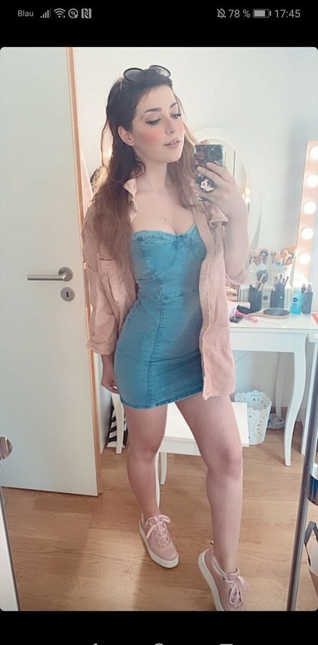 AnniTheDuck アダルトモデル 写真