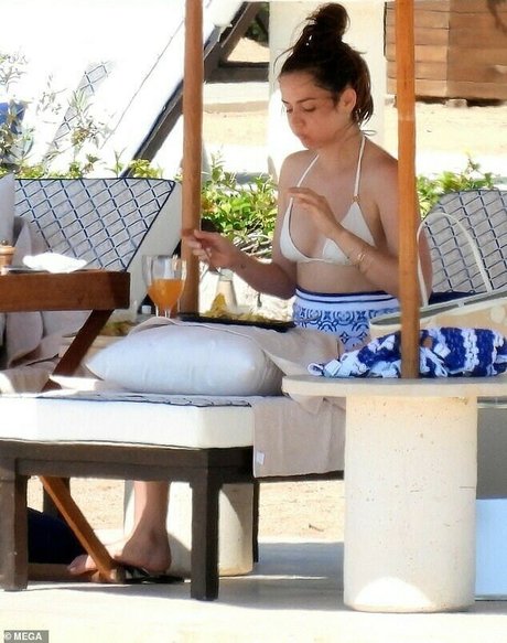 ダーティトークオンリーファンズ ホットヌード 写真