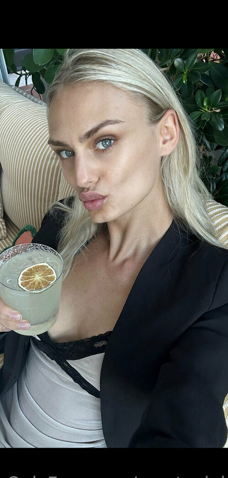 金髪クーガーオンリーファンズ セクシー裸 画像