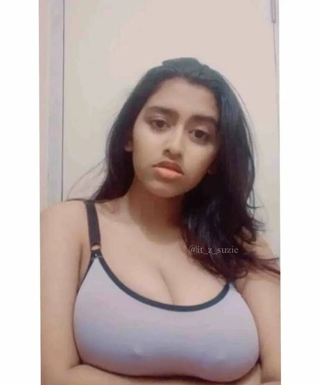 Sanjana Saba ポルノモデル 画像