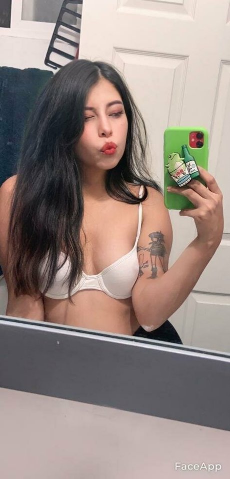 ゴス3P OnlyFans セクシー裸 写真