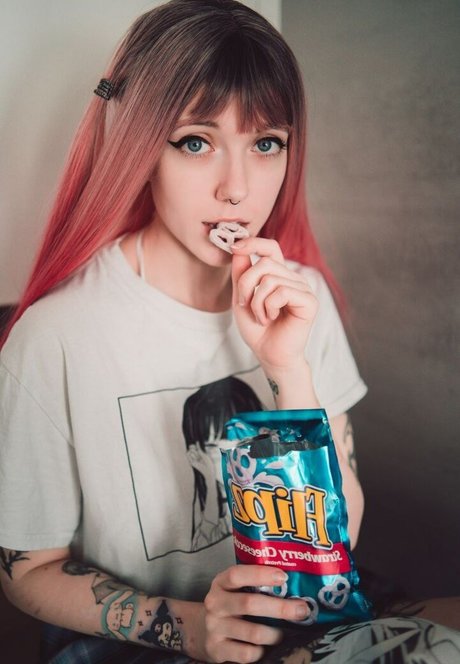 赤毛の太めOnlyFans アートヌード 画像