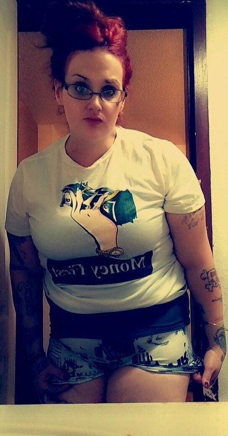 ポーグエボニーオンリーファンズ ヌード 画像