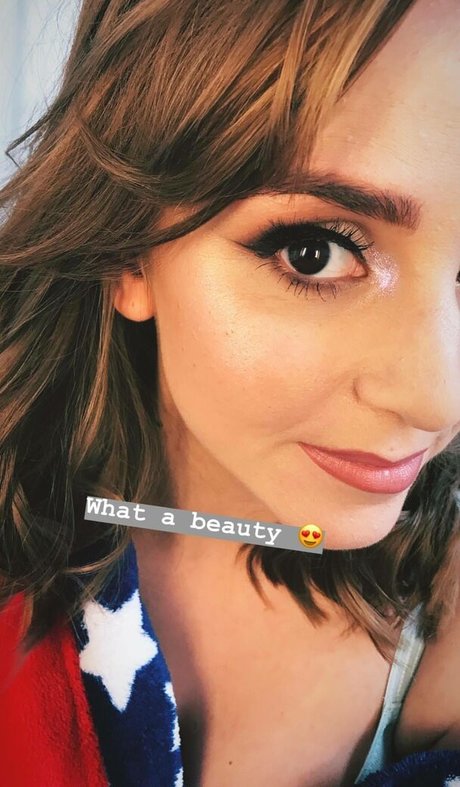 Hannah Witton セクシーモデル アーカイブ