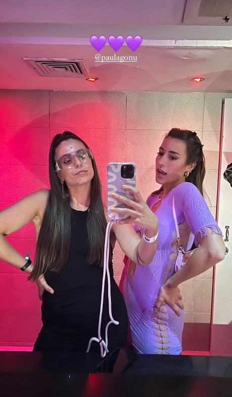 曲線美の女の子オンリーファンズ ポルノグラフィック 写真